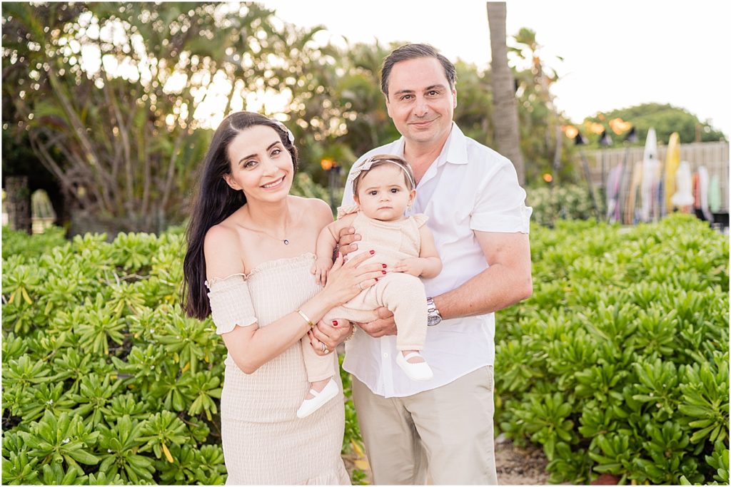 Family dressed in neutrals for Oahu family photo session